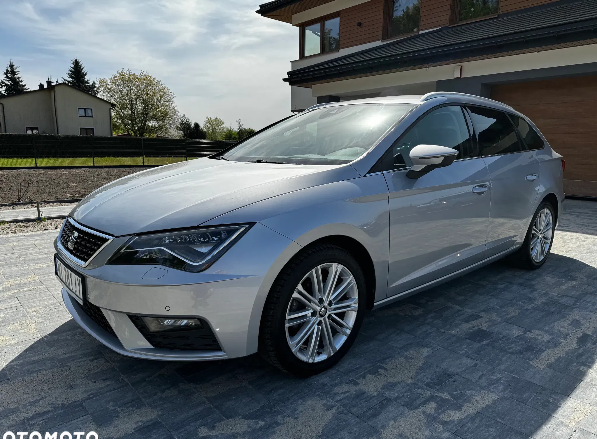 mazowieckie Seat Leon cena 64900 przebieg: 105800, rok produkcji 2019 z Szydłowiec